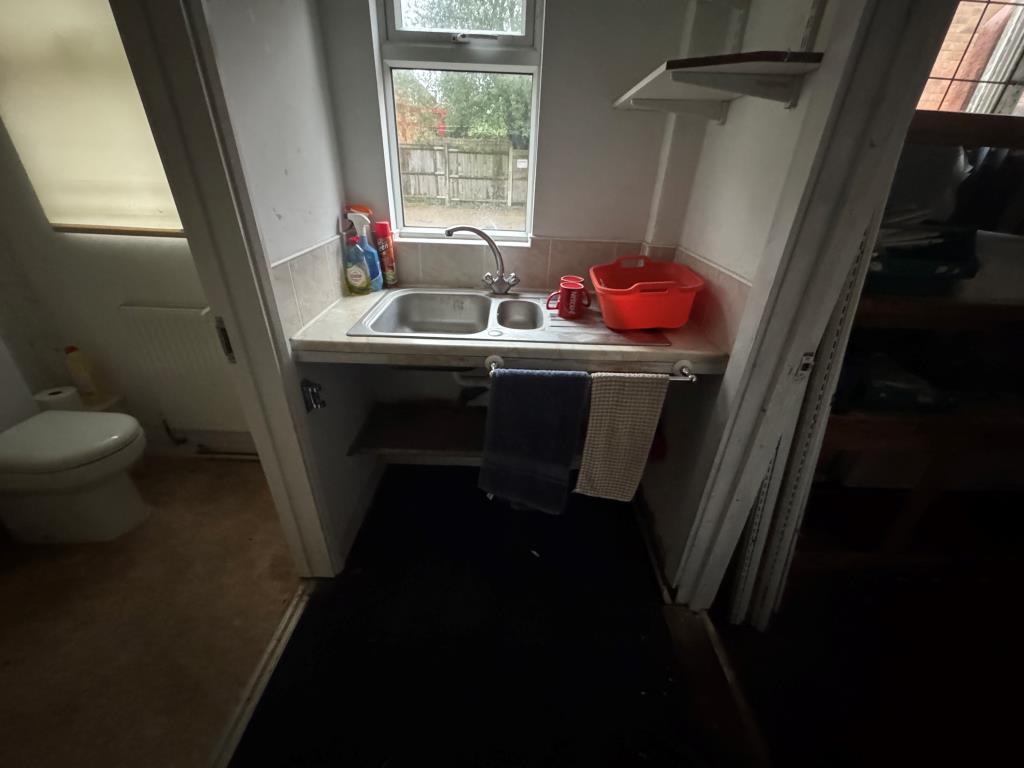 Lot: 67 - FREEHOLD COMMERCIAL PREMISES WITH GATED YARD - Kitchen area off store room 4